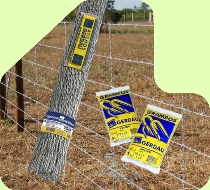 imagem cerca rural mourão tratado eucatratus com espaçador balancim cercafix e grampos gerdau