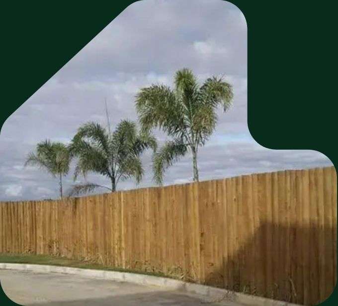 imagem muro paisagístico com madeira de eucalipto tratado eucatratus