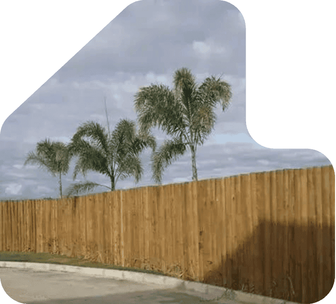 imagem muro paisagístico com madeira de eucalipto tratado eucatratus